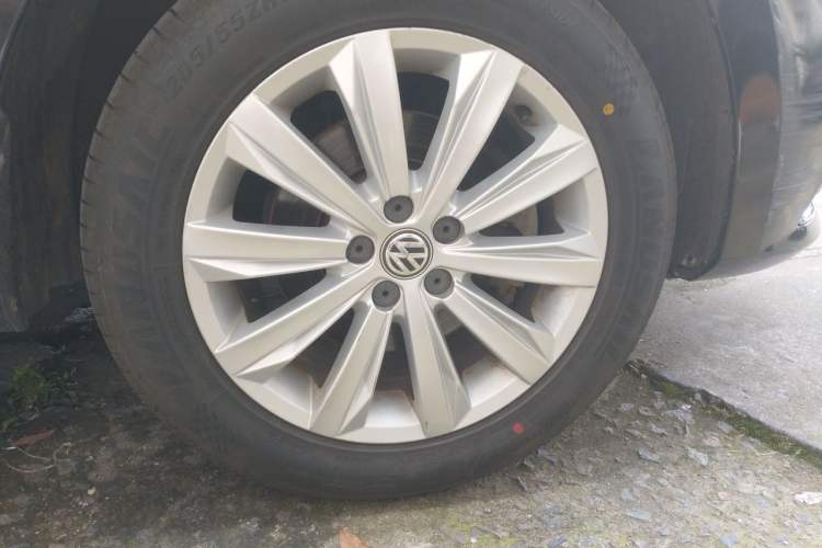 Used Volkswagen Bora 2017 1.6L Automatic Comfort Model Right Front Wheel Hub