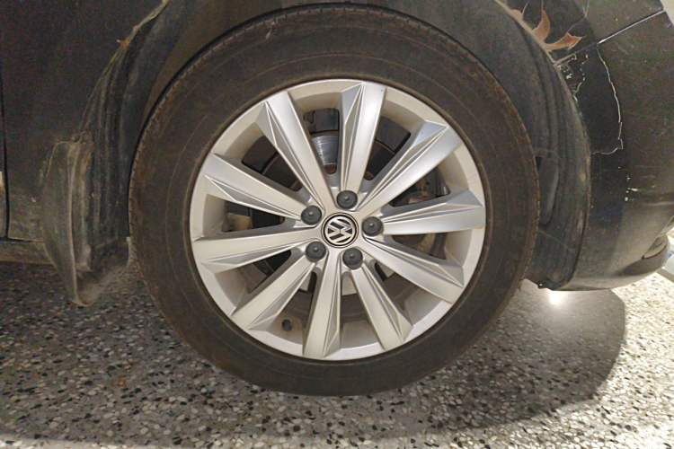 Used Volkswagen Bora 2017 1.6L Automatic Comfort Model Right Front Wheel Hub