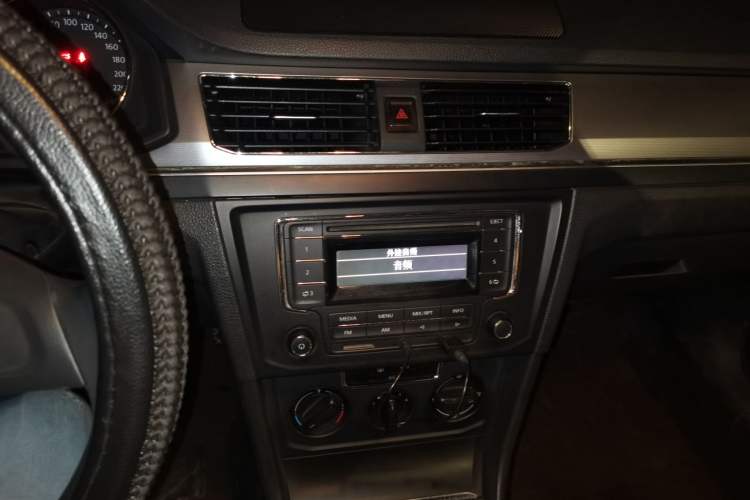 Used Volkswagen Bora 2017 1.6L Manual Fashion Model Audio And AC Panel