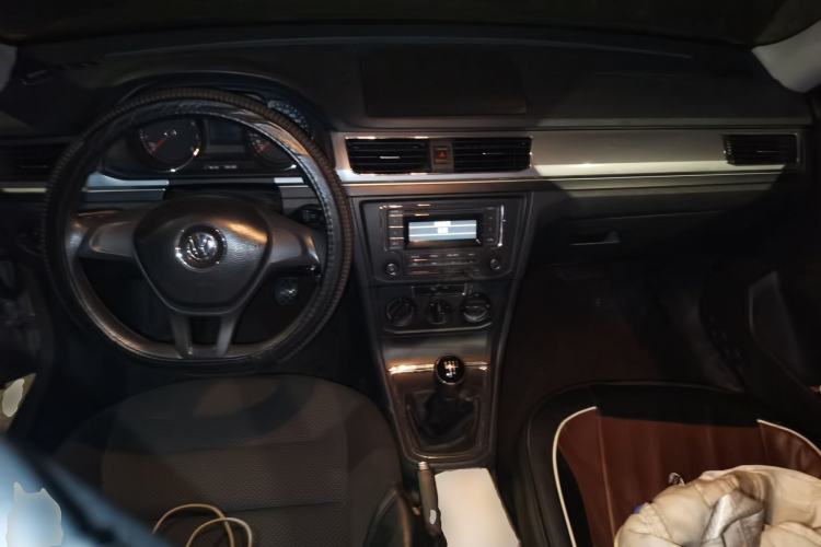 Used Volkswagen Bora 2017 1.6L Manual Fashion Model Center Console