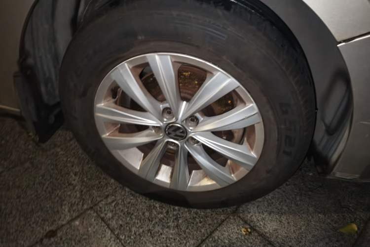 Used Volkswagen Bora 2017 1.6L Manual Fashion Model Right Front Wheel Hub