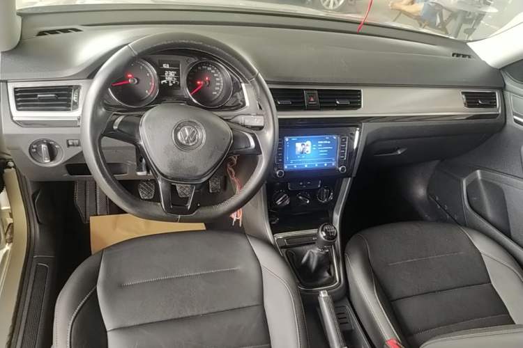 Used Volkswagen Bora 2017 1.6L Manual Comfort Model Center Console