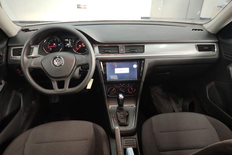 Used Volkswagen Bora 2017 1.6L Automatic Fashion Model Center Console