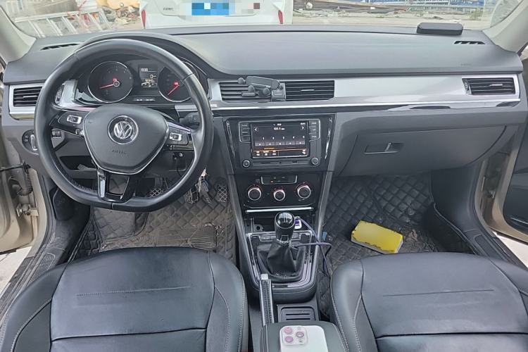Used Volkswagen Bora 2017 1.6L Manual Comfort Model Center Console