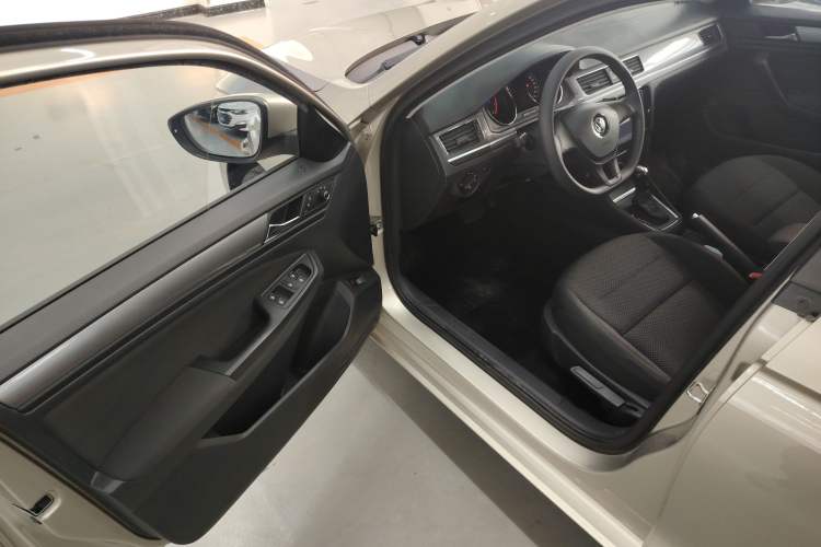 Used Volkswagen Bora 2017 1.6L Automatic Fashion Model Driver Seat