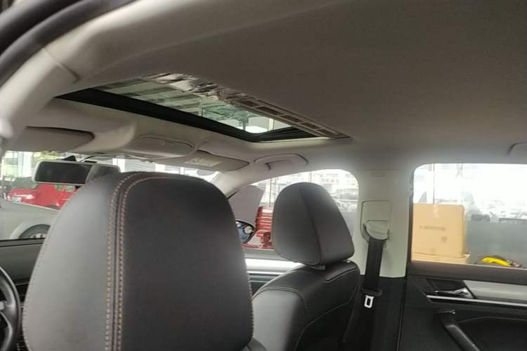 Used Volkswagen Bora 2017 1.6L Manual Comfort Model Headliner