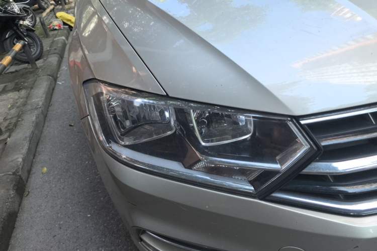 Used Volkswagen Bora 2017 1.6L Automatic Two-Millionth-Vehicle Commemorative Edition Right Front Headlight