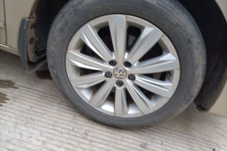 Used Volkswagen Bora 2017 1.6L Manual Comfort Model Right Front Wheel Hub
