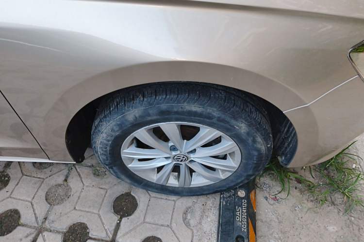 Used Volkswagen Bora 2017 1.6L Automatic Fashion Model Right Front Wheel Hub