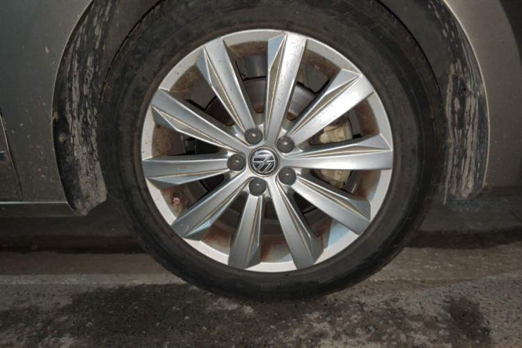 Used Volkswagen Bora 2017 1.6L Automatic Comfort Model Right Front Wheel Hub