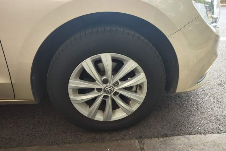 Used Volkswagen Bora 2017 1.6L Manual Fashion Model Right Front Wheel Hub