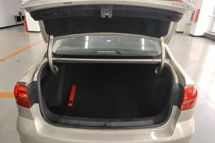 Used Volkswagen Bora 2017 1.6L Automatic Fashion Model Trunk
