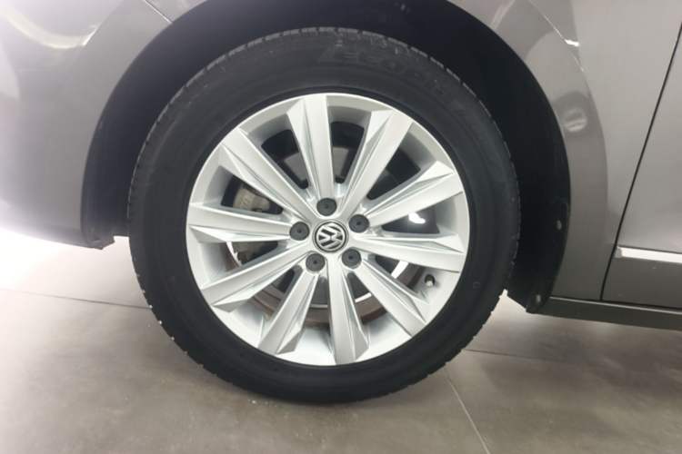 Used Volkswagen Bora 2017 1.6L Automatic Comfort Model Left Front Wheel Hub
