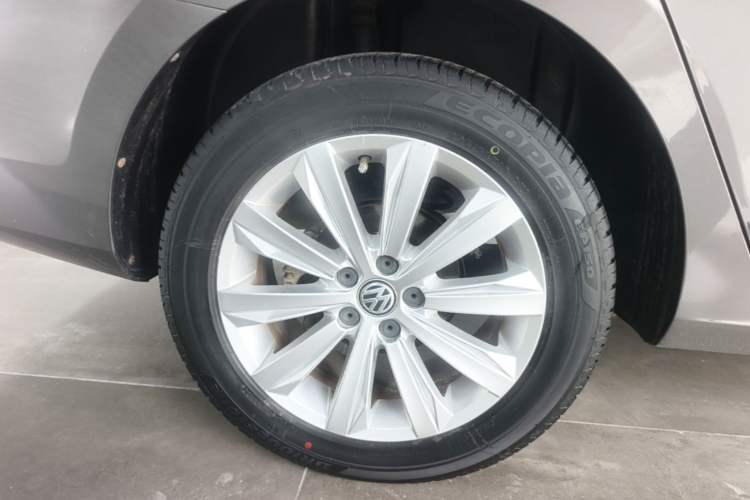 Used Volkswagen Bora 2017 1.6L Automatic Comfort Model Right Rear Wheel Hub