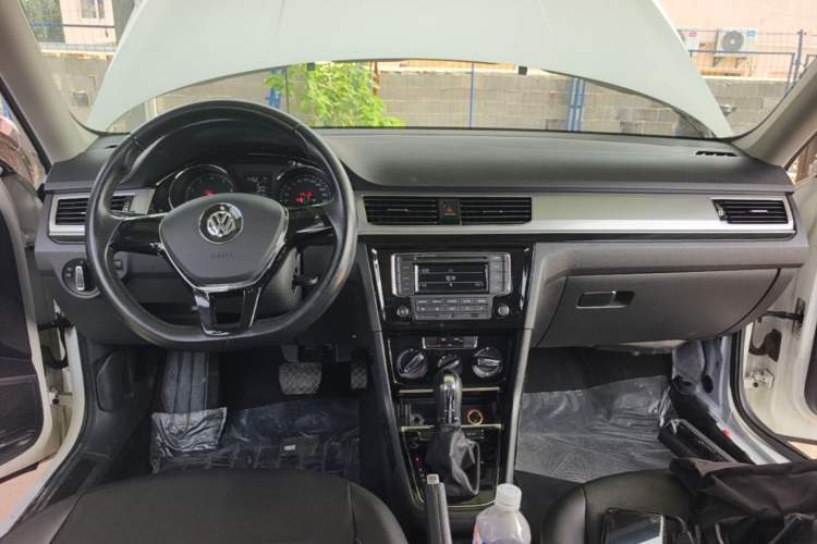 Used Volkswagen Bora 2017 1.6L Automatic Comfort Model Center Console