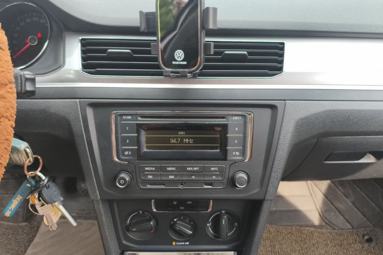 Used Volkswagen Bora 2017 1.6L Manual Fashion Model Audio And AC Panel