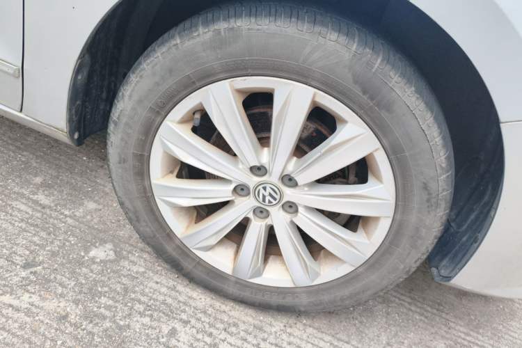 Used Volkswagen Bora 2017 1.6L Automatic Comfort Model Right Front Wheel Hub