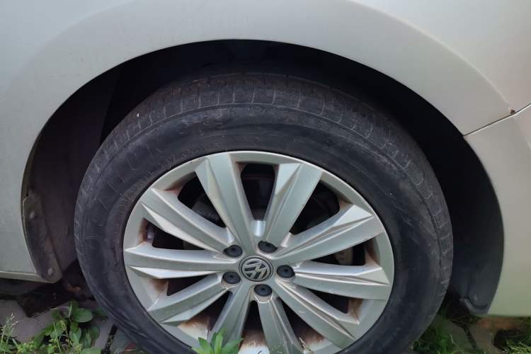 Used Volkswagen Bora 2017 1.6L Manual Comfort Model Right Front Wheel Hub