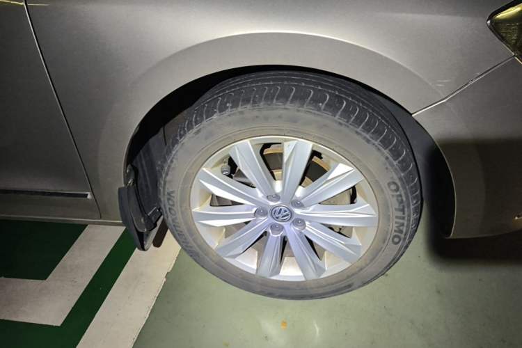 Used Volkswagen Bora 2017 1.6L Automatic Comfort Model Right Front Wheel Hub