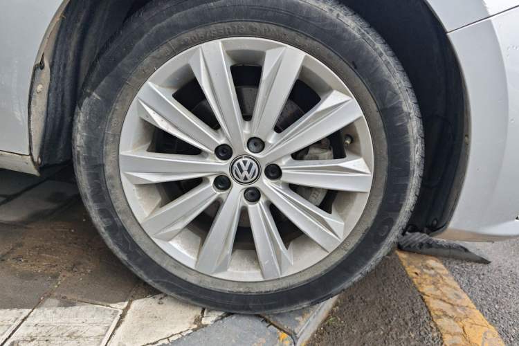 Used Volkswagen Bora 2017 1.6L Manual Comfort Model Right Front Wheel Hub