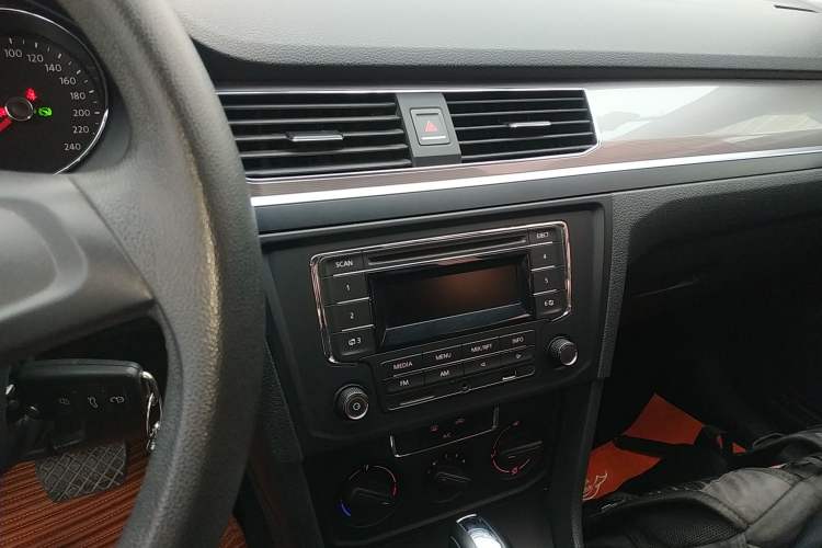 Used Volkswagen Bora 2017 1.6L Automatic Fashion Model Audio And AC Panel