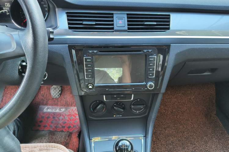 Used Volkswagen Bora 2017 1.6L Manual Fashion Model Audio And AC Panel