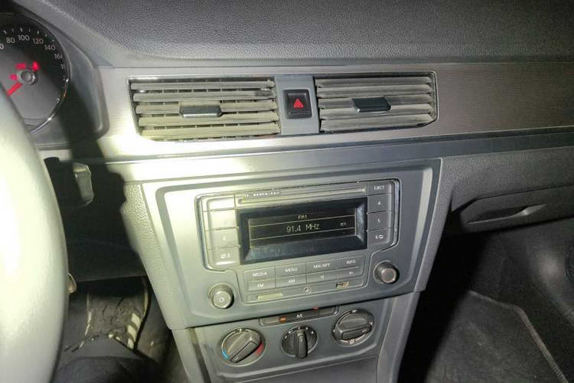 Used Volkswagen Bora 2017 1.6L Manual Fashion Model Audio And AC Panel