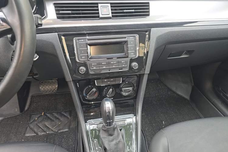 Used Volkswagen Bora 2017 1.6L Automatic Comfort Model Audio And AC Panel