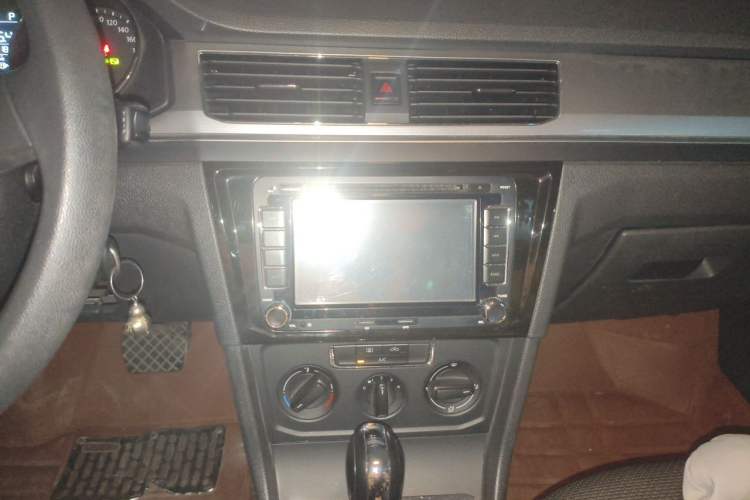 Used Volkswagen Bora 2017 1.6L Automatic Fashion Model Audio And AC Panel