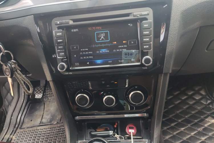 Used Volkswagen Bora 2017 1.6L Manual Fashion Model Audio And AC Panel