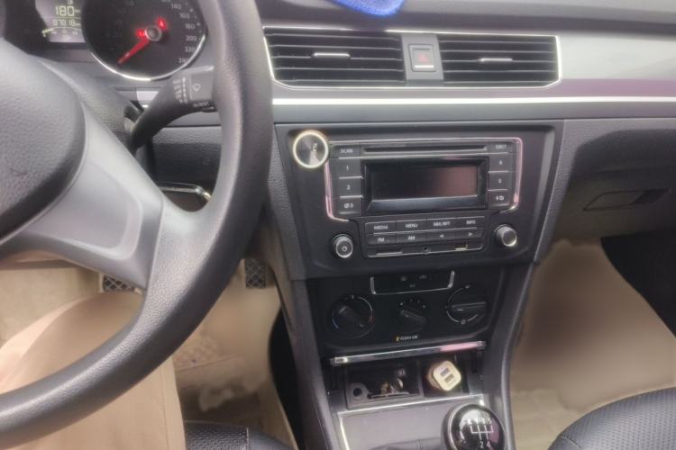 Used Volkswagen Bora 2017 1.6L Manual Fashion Model Audio And AC Panel