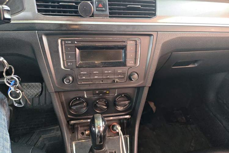 Used Volkswagen Bora 2017 1.6L Automatic Fashion Model Audio And AC Panel