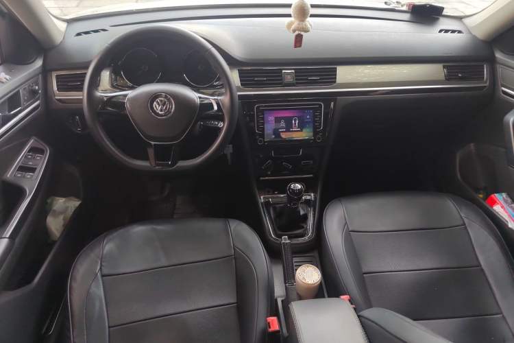 Used Volkswagen Bora 2017 1.6L Manual Comfort Model Center Console