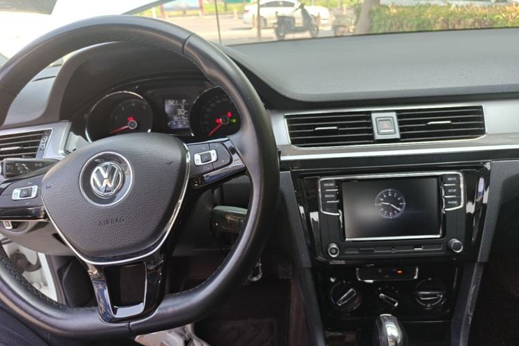 Used Volkswagen Bora 2017 1.6L Automatic Comfort Model Center Console