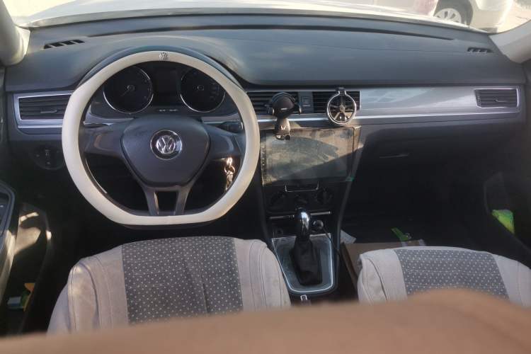 Used Volkswagen Bora 2017 1.6L Automatic Fashion Model Center Console