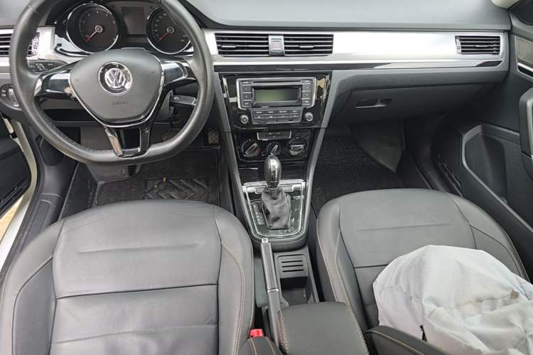 Used Volkswagen Bora 2017 1.6L Automatic Comfort Model Center Console