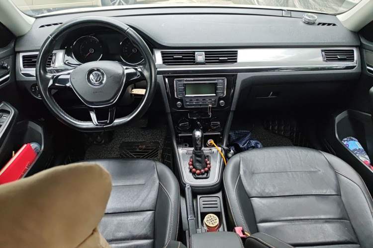 Used Volkswagen Bora 2017 1.6L Automatic Comfort Model Center Console