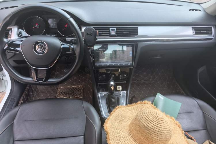 Used Volkswagen Bora 2017 1.6L Automatic Comfort Model Center Console