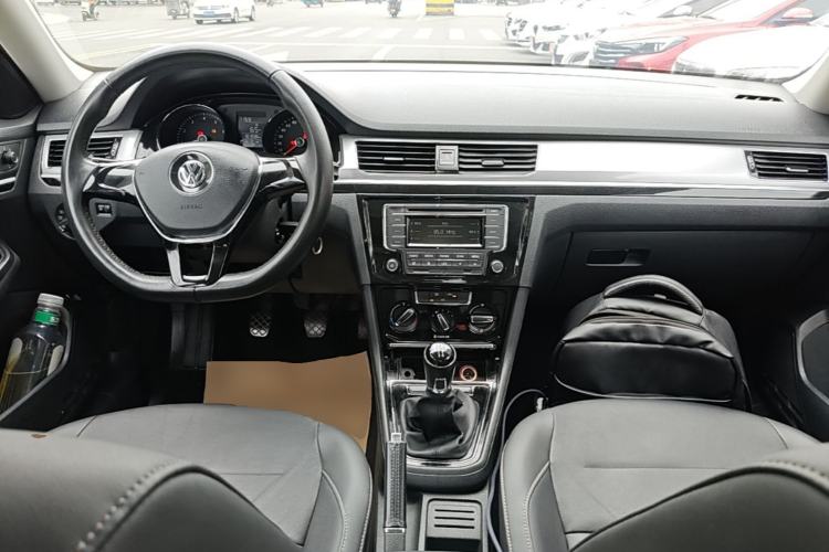 Used Volkswagen Bora 2017 1.6L Manual Comfort Model Center Console