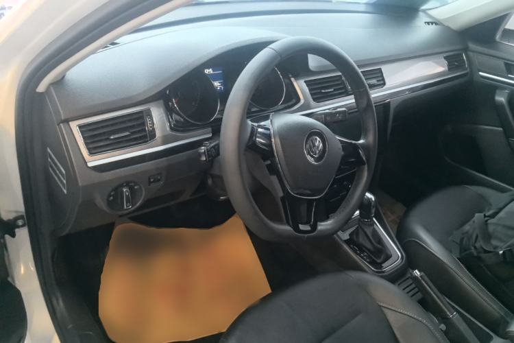 Used Volkswagen Bora 2017 1.6L Automatic Comfort Model Center Console