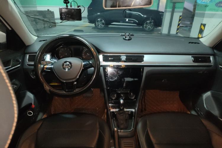 Used Volkswagen Bora 2017 1.6L Automatic Comfort Model Center Console