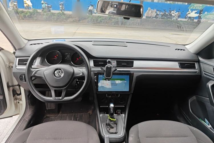 Used Volkswagen Bora 2017 1.6L Automatic Fashion Model Center Console