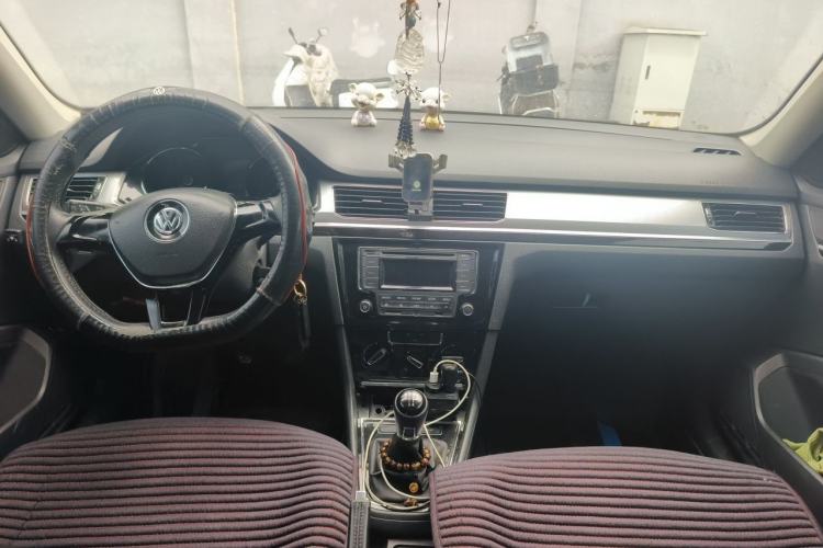 Used Volkswagen Bora 2017 1.6L Manual Comfort Model Center Console