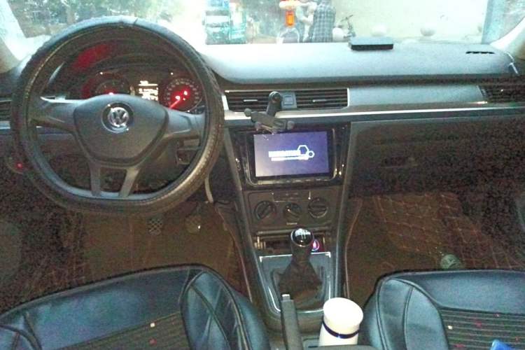 Used Volkswagen Bora 2017 1.6L Manual Fashion Model Center Console