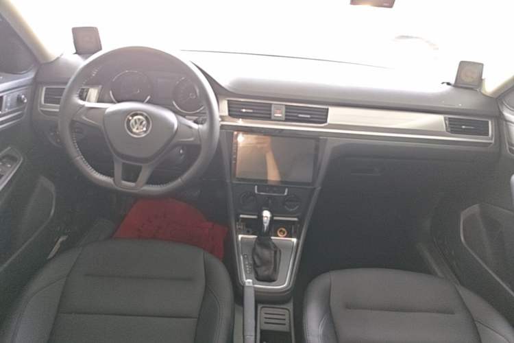 Used Volkswagen Bora 2017 1.6L Automatic Fashion Model Center Console