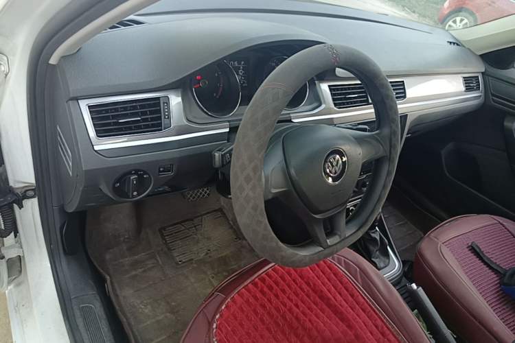 Used Volkswagen Bora 2017 1.6L Automatic Fashion Model Center Console