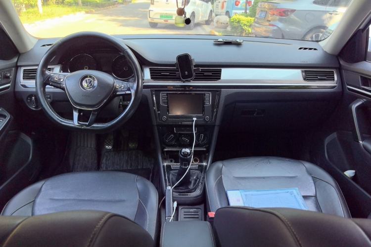 Used Volkswagen Bora 2017 1.6L Manual Comfort Model Center Console