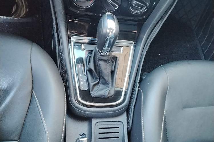Used Volkswagen Bora 2017 1.6L Automatic Comfort Model Gear Lever
