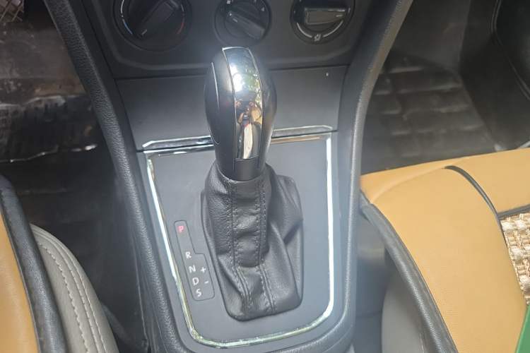 Used Volkswagen Bora 2017 1.6L Automatic Fashion Model Gear Lever