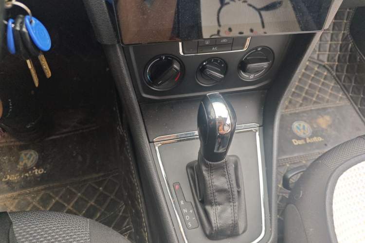 Used Volkswagen Bora 2017 1.6L Automatic Fashion Model Gear Lever